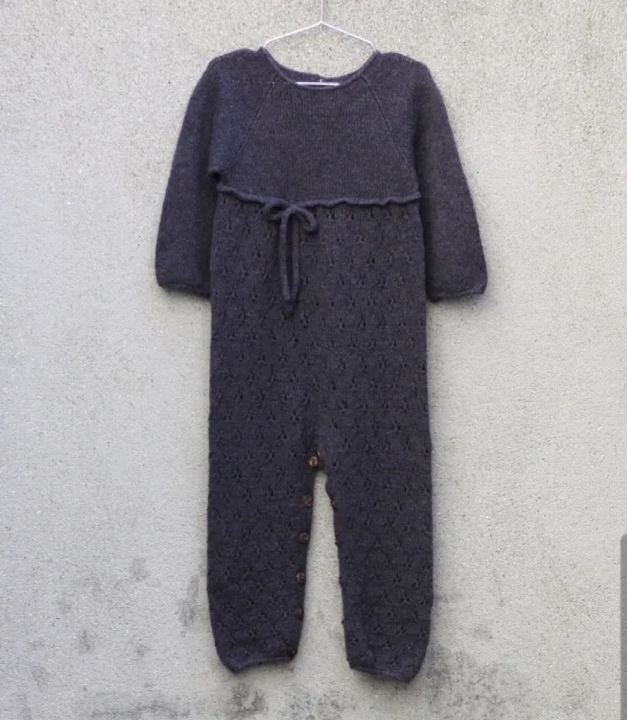 Dunkelblauer handgestrickter Baby-Overall mit Lochmuster