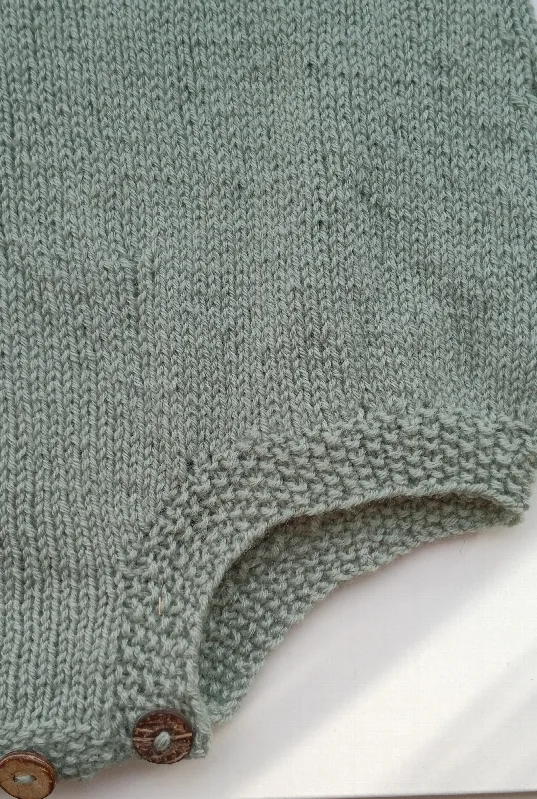 Salbeigrüner handgestrickter Baby-Romper, Detailaufnahme