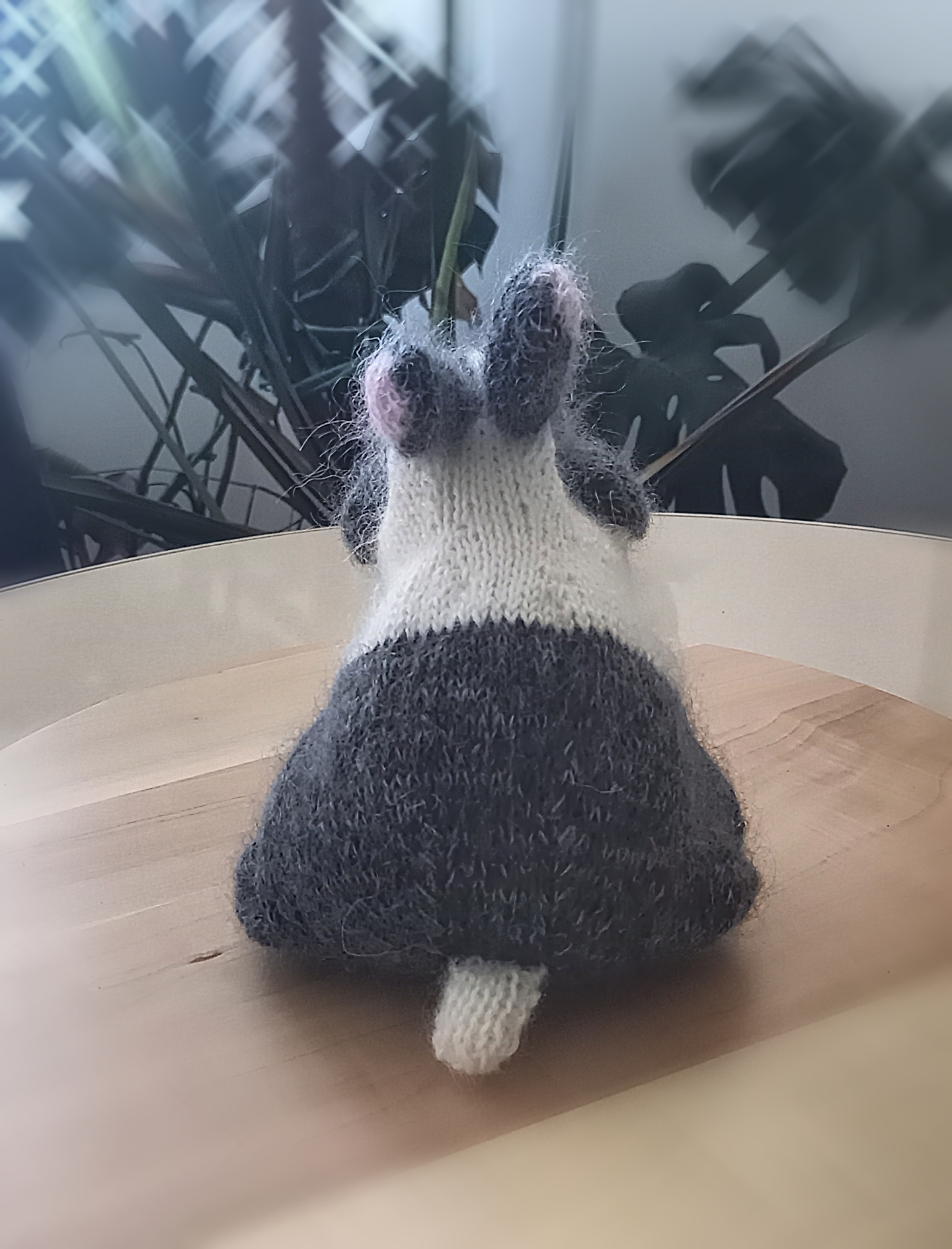 Handgestricktes Häschen von hinten mit Stummelschwanz