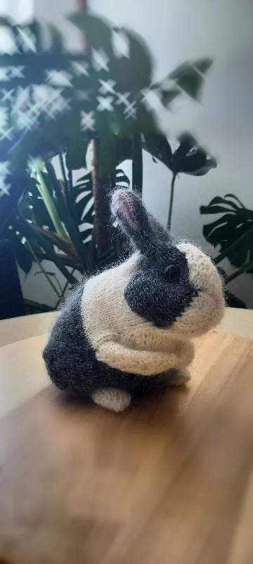 Handgestricktes grau-weißes Häschen, Seitenansicht