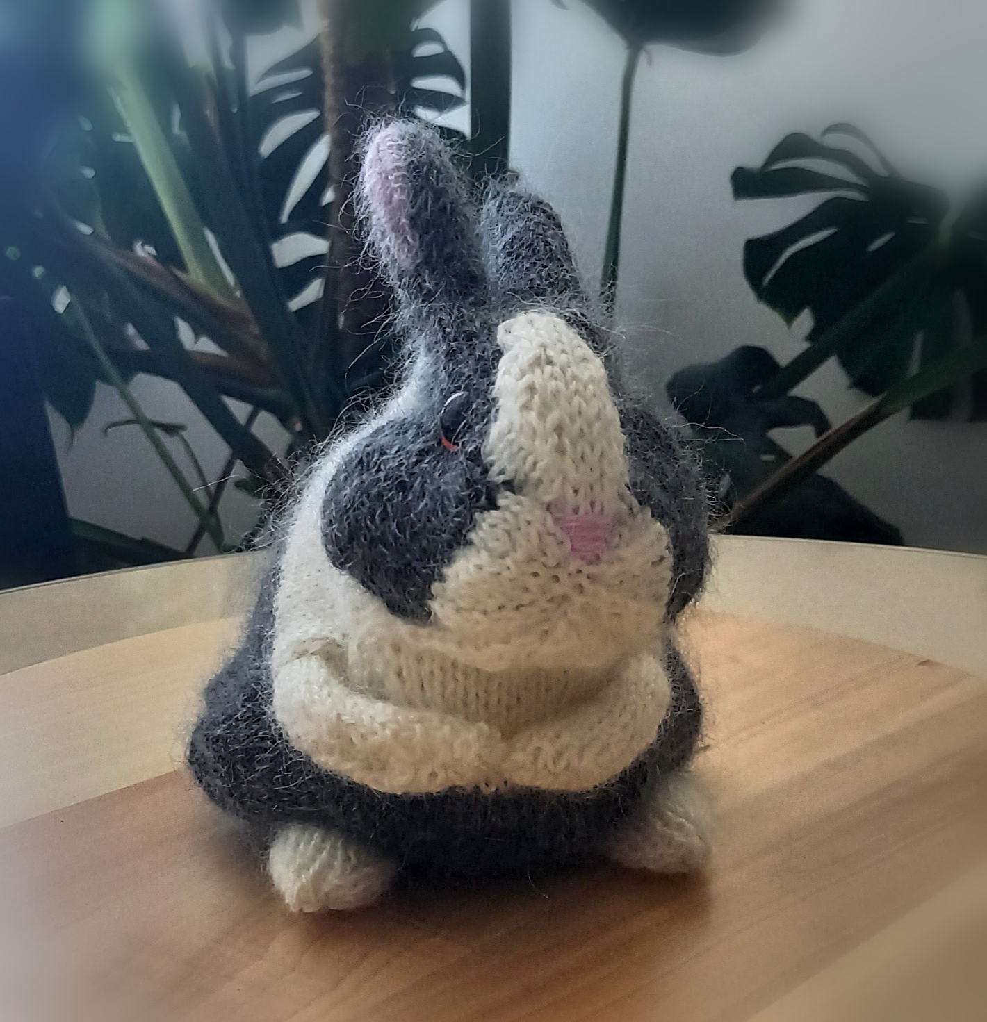 Handgestricktes Häschen mit aufgestellten Ohren von vorne