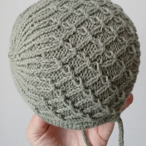 Handgestricktes Mosaikmützchen aus Merino in Salbeigrün mit Rautenmuster