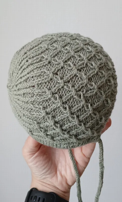 Handgestricktes Mosaikmützchen aus Merino in Salbeigrün mit Rautenmuster