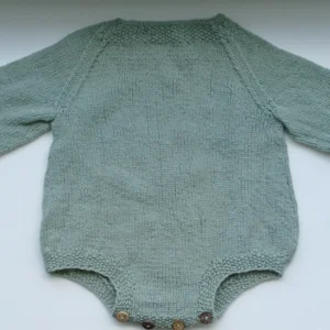Handgestrickter Perlbody aus Merino in Salbeigrün, Rückansicht mit Perlmuster-Blenden