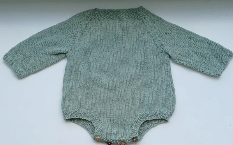 Handgestrickter Perlbody aus Merino in Salbeigrün, Rückansicht mit Perlmuster-Blenden