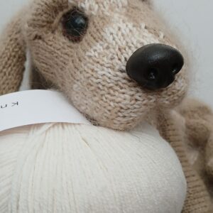 Gesicht eines handgestrickten Hundes mit Schlappohren