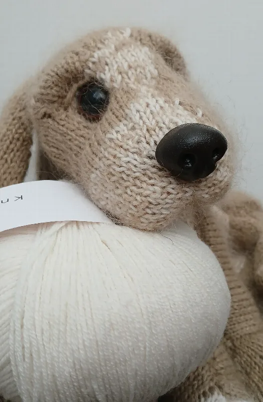 Gesicht eines handgestrickten Hundes mit Schlappohren