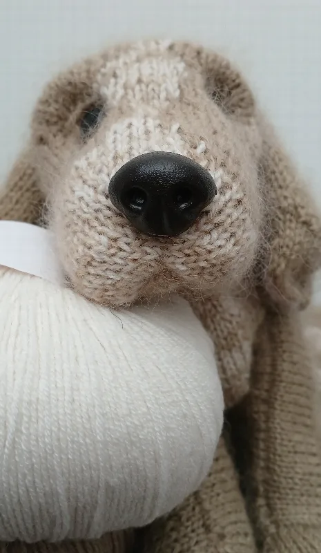 Schnauze eines handgestrickten Hundes, Detailaufnahme