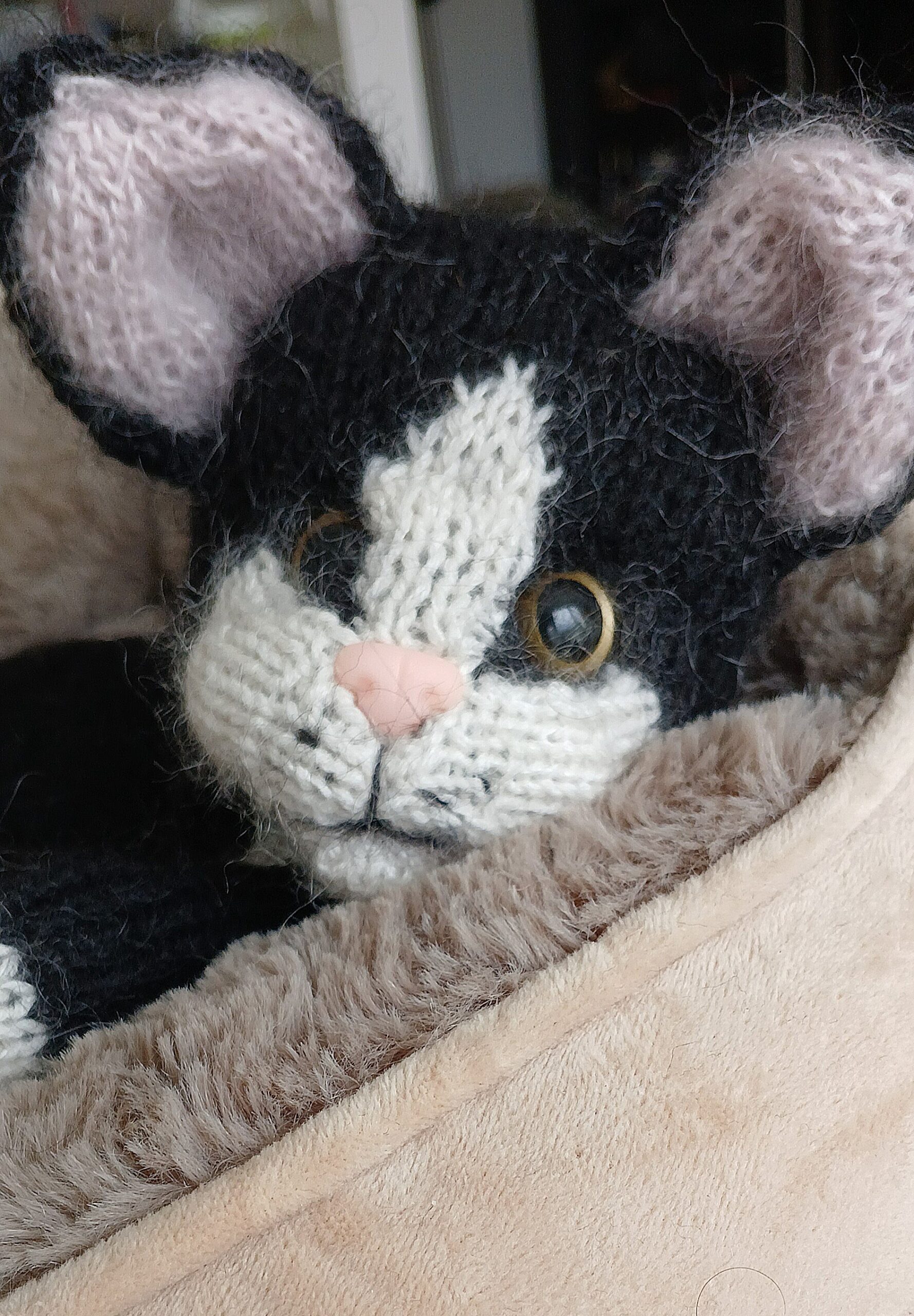 Handgestrickte Katze der Maschenbande mit feiner Fellzeichnung