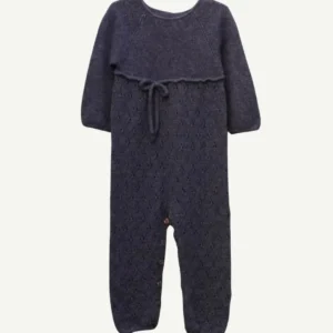 Handgestrickter Baby-Jumpsuit aus Merino in meliertem Nachtblau mit luftigem Ajour-Lochmuster