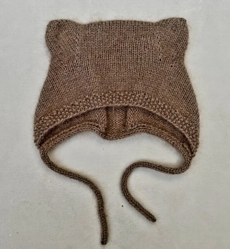 Handgestrickte braune Teddyhaube mit Bären-Öhrchen und Bindebändern