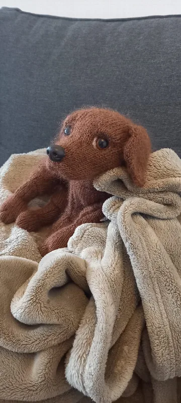 Individuell gestrickter brauner Hund in Kuscheldecke