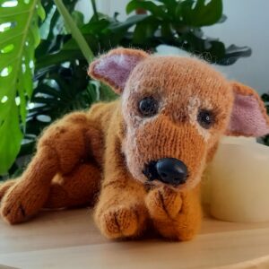 Individuell gestrickter heller Hund nach Foto