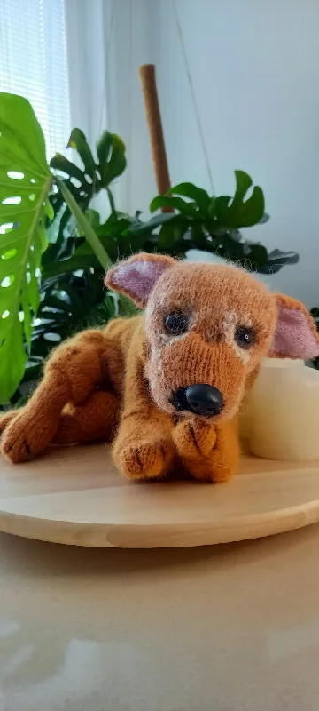 Individuell gestrickter heller Hund nach Foto